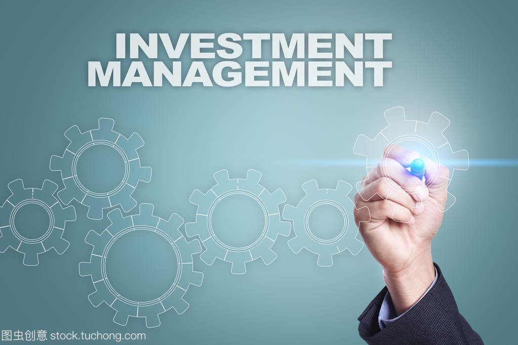 商人在虛擬屏幕上繪圖 數(shù)字時代的投資管理新范式